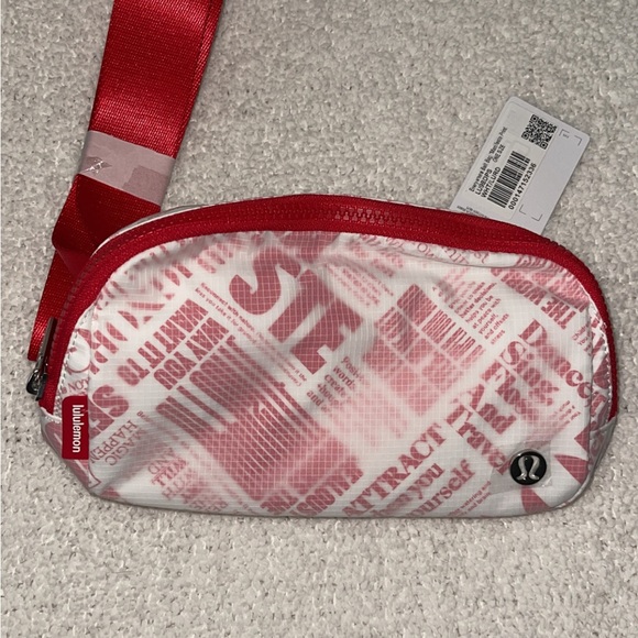 NWT - Lululemon Everywhere Belt Bag - 1L red and white manifesto - Picture 4 of 6